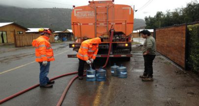 Alto Maipo entrega leña y agua a vecinos de San José de Maipo