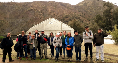 Alumnos del curso Manejo de Colmenas y Apiarios visitan vivero Alto Maipo